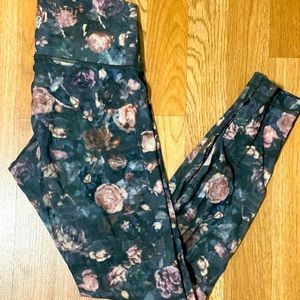 Lululemon Floral. Size 6. Great condition. Worn a handful of times. 29”